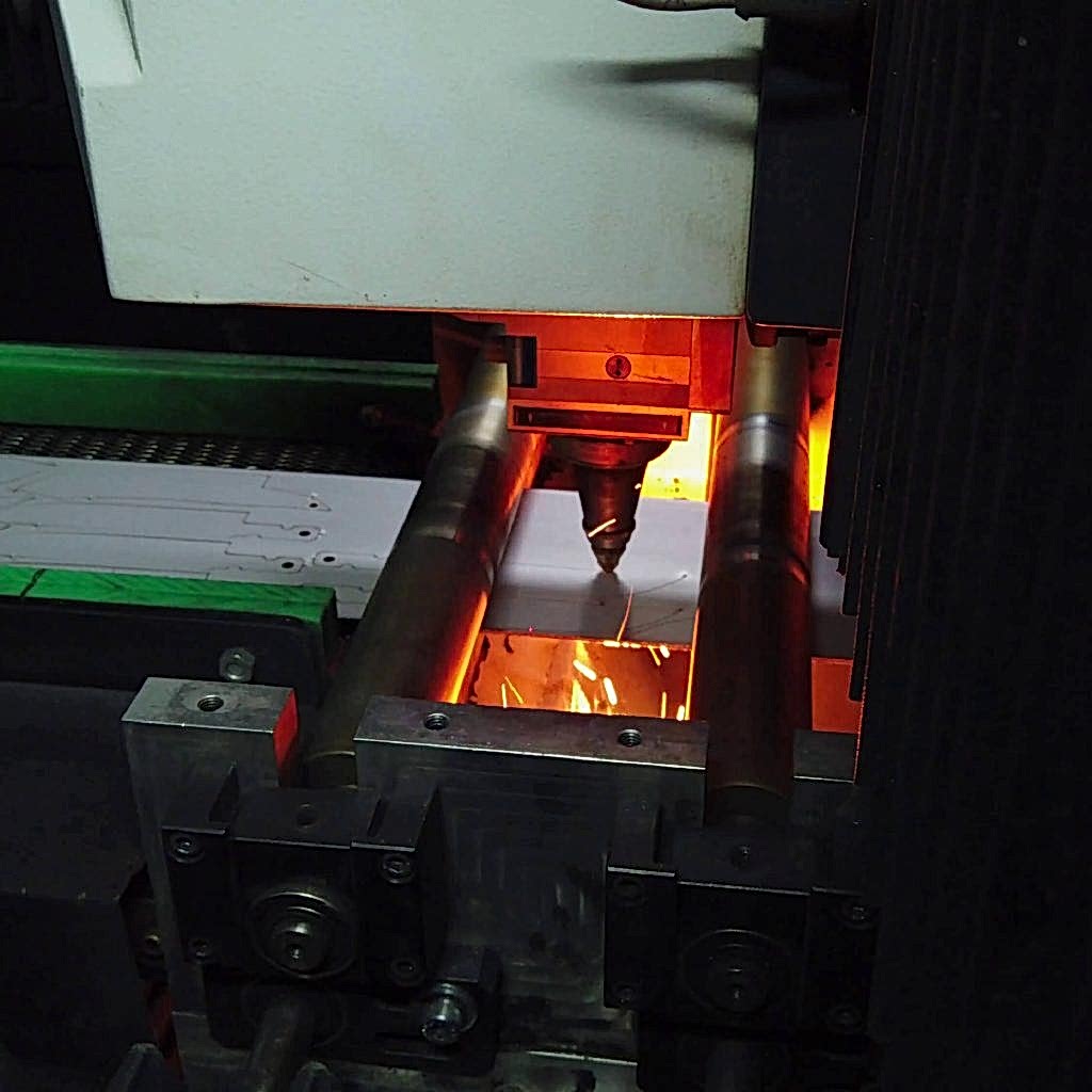 laser video cover knifecutting